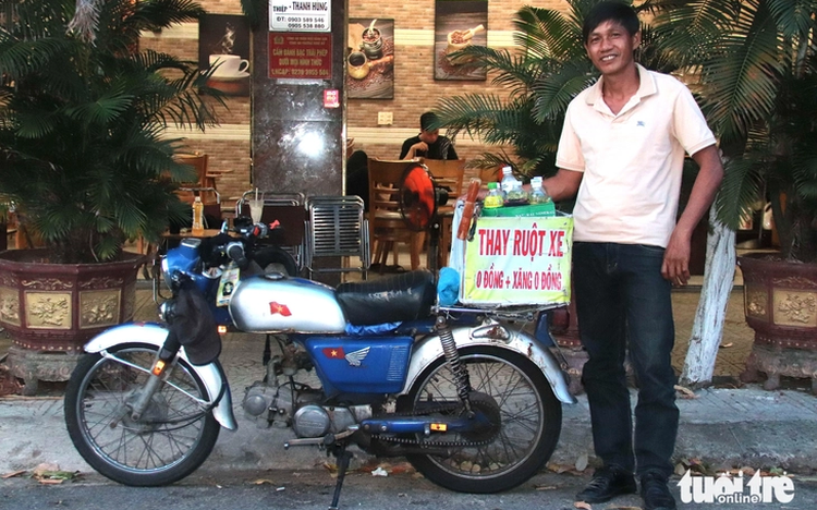 Man fixes flat tires, gives free gasoline to those in need in Da Nang