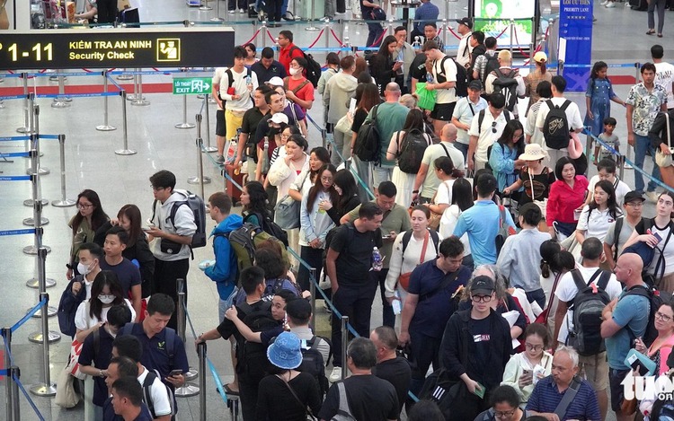 Thousands stranded at Da Nang Airport as storm Bualoi disrupts flights