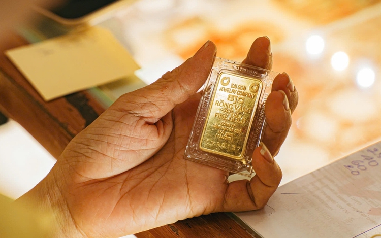Vietnam gold prices hit record as global rates surge