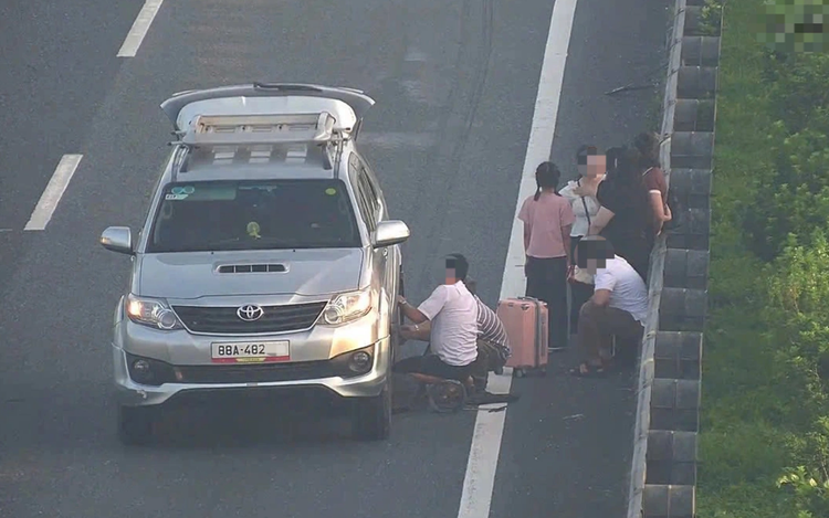 Driver fined $492 for changing tire on expressway in northern Vietnam