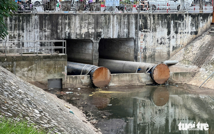 Hanoi river turns black again after temporary recovery