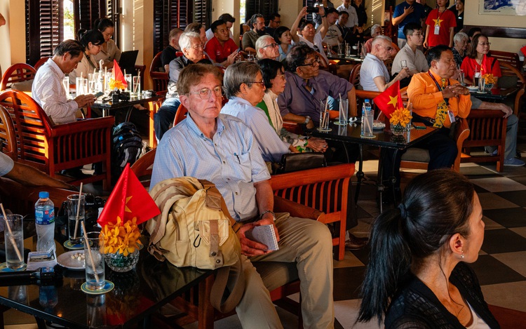 Foreign journalists tell stories of Vietnam's Doi Moi