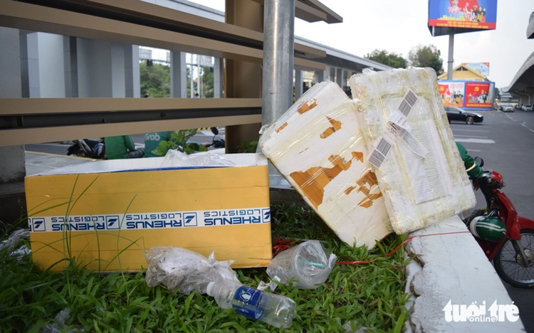 Garbage reappears outside Ho Chi Minh City's T3 Terminal despite clean-up efforts