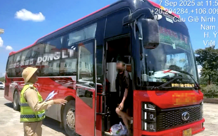 In Vietnam, passenger bus driver, owner fined $2,175 for overloading