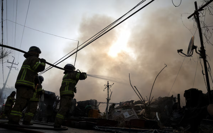 Hundreds of firefighters tackle blaze in deprived area of South Korea's Gangnam district
