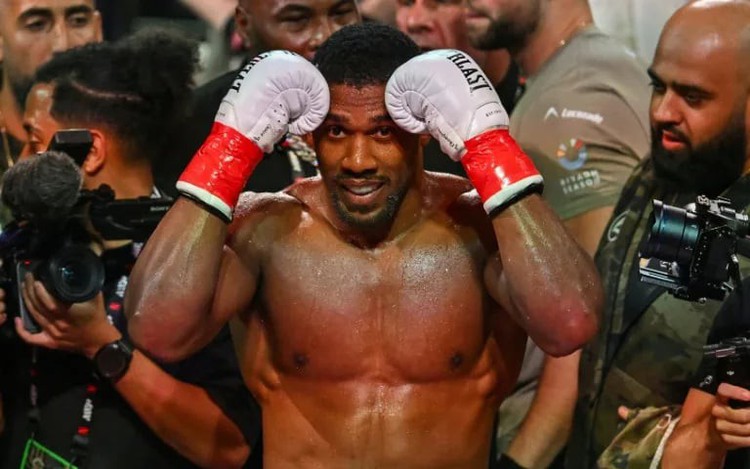 Former world champion Joshua back in gym after horror crash