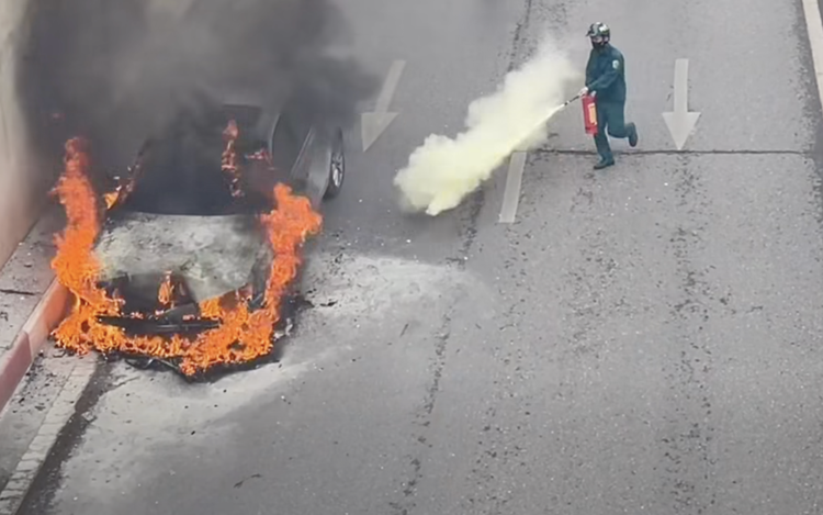 Audi car catches fire at entrance to underpass in Hanoi
