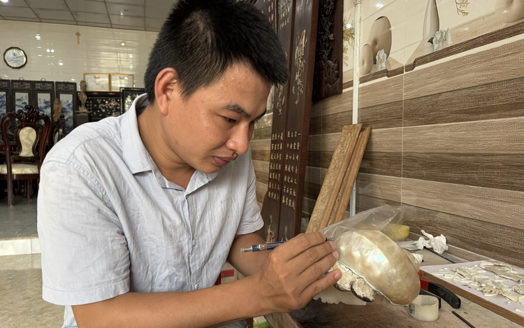 Vietnam artisans strive to preserve mother-of-pearl inlay craft
