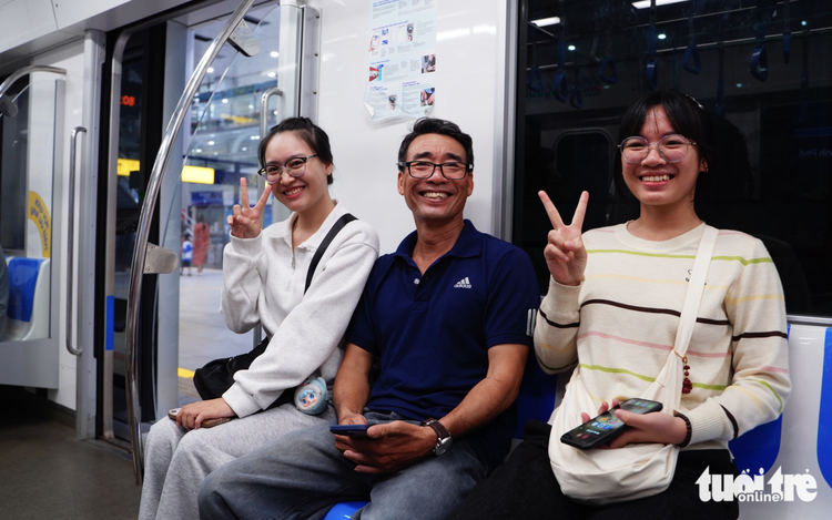 Free metro, bus rides ring in 2026 as Ho Chi Minh City residents flock to public transport
