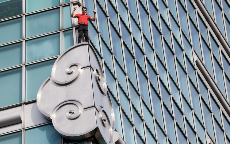 US climber scales Taiwan's tallest building Taipei 101 without ropes