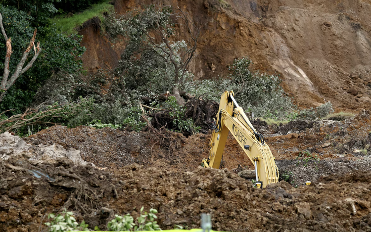 Recovery of New Zealand landslide victims halted on safety concerns