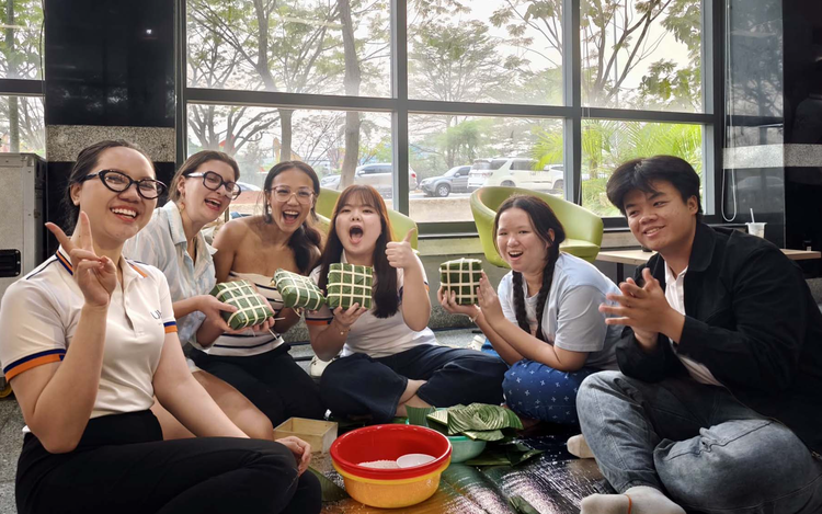 French students in Vietnam experience wrapping ‘banh chung’