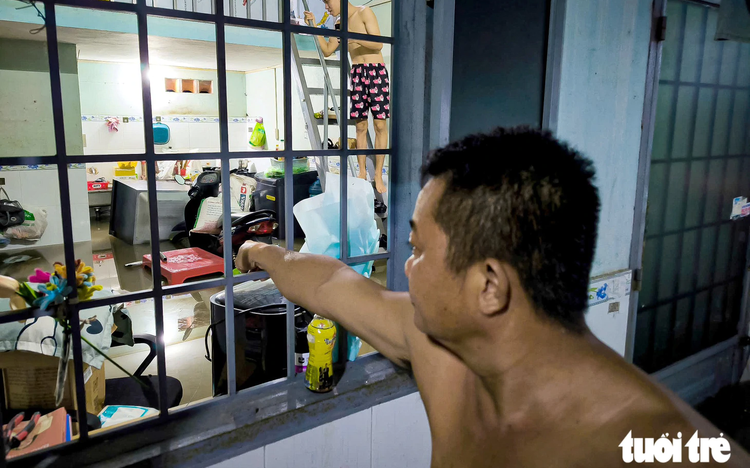 Water from canal floods hundreds of homes in Ho Chi Minh City overnight