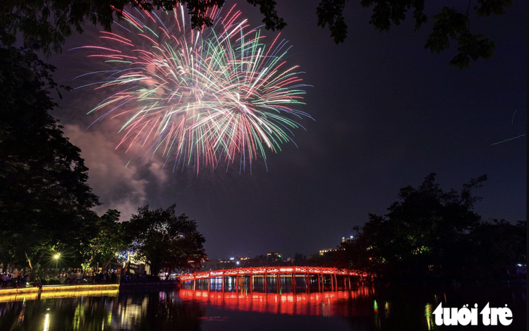 Fireworks light up Hanoi’s sky to mark 72nd anniversary of Liberation Day