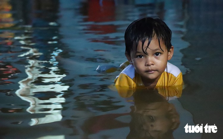 High tides severely flood streets, homes in Ho Chi Minh City