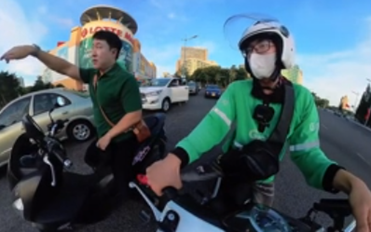 Vietnamese ride-hailing driver pushes Chinese tourist’s broken-down scooter, refuses reward