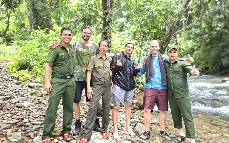 Police rescue German, American tourists lost in Da Nang forest for over a day