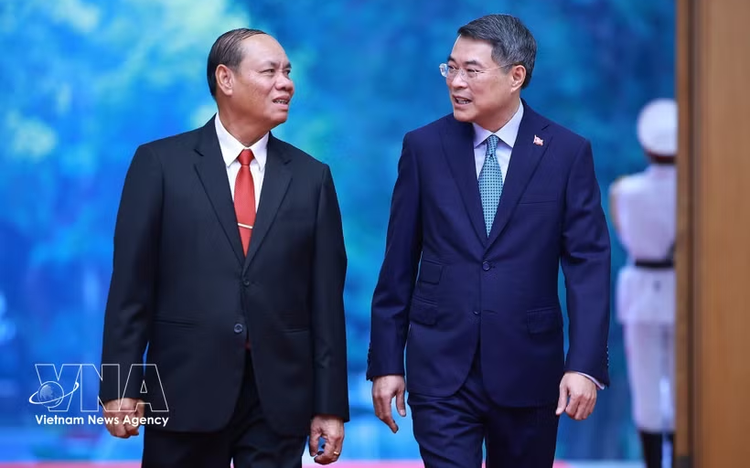 Vietnam gives top priority to relations with Laos: PM