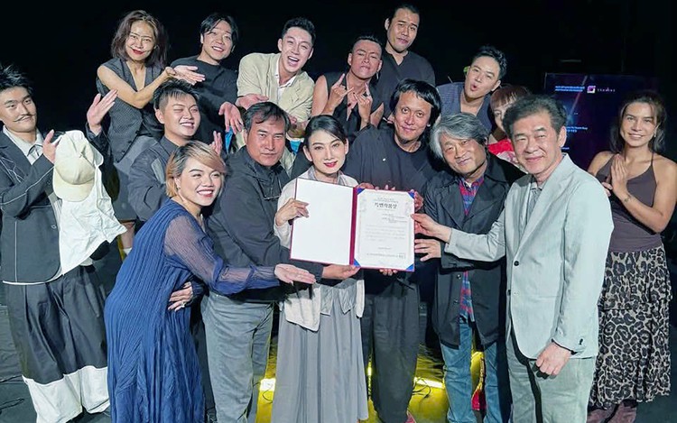 Vietnamese theater production 'Ao quan' wins Special Work Award in S.Korea