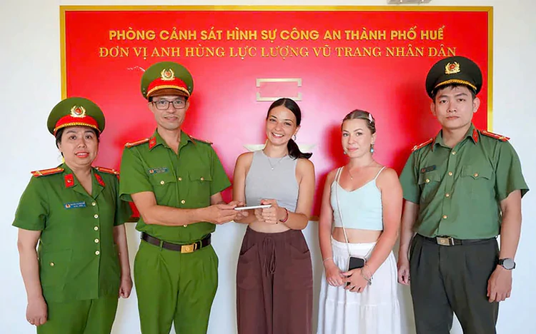 2 Vietnamese men arrested for allegedly snatching Italian tourists’ phone in Hue
