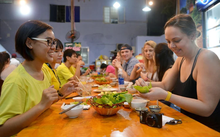 Turkish tourist mistakes family meal for eatery, highlighting Vietnamese hospitality
