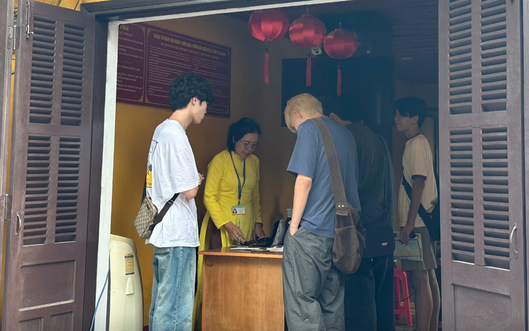 Why do only one-third of Hoi An Ancient Town visitors buy admission tickets?