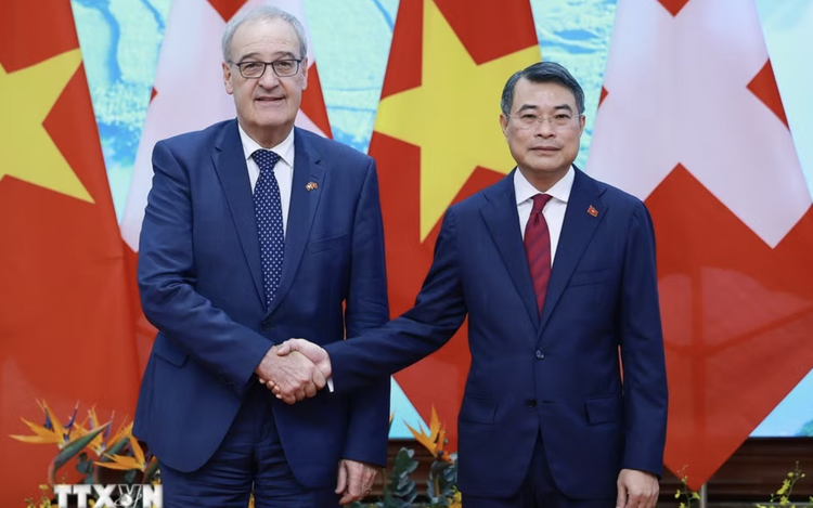 Vietnam premier calls on Switzerland to share expertise in developing int’l financial center