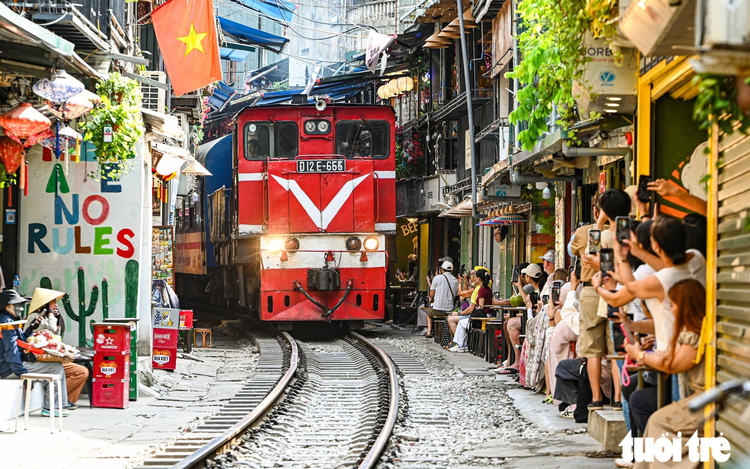 Photos at any cost? Tourists risk their lives at dangerous spots across Vietnam