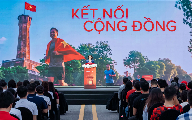 Over 14,500 local, int’l runners explore Hanoi’s heritage on marathon route