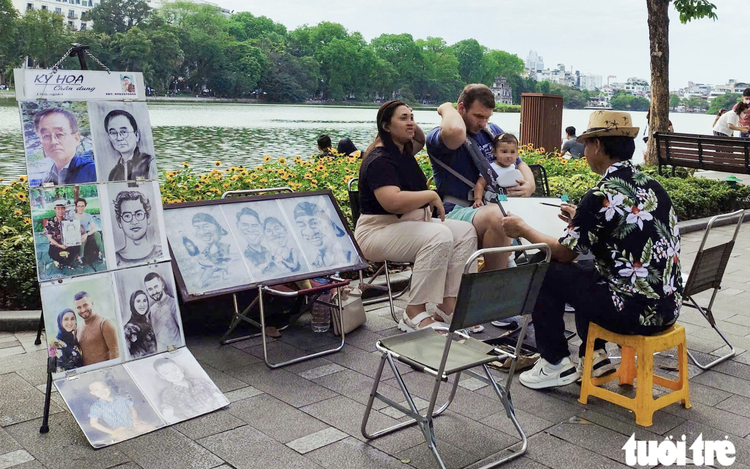 Absence of portrait artists leaves sense of loss around iconic Hanoi lake