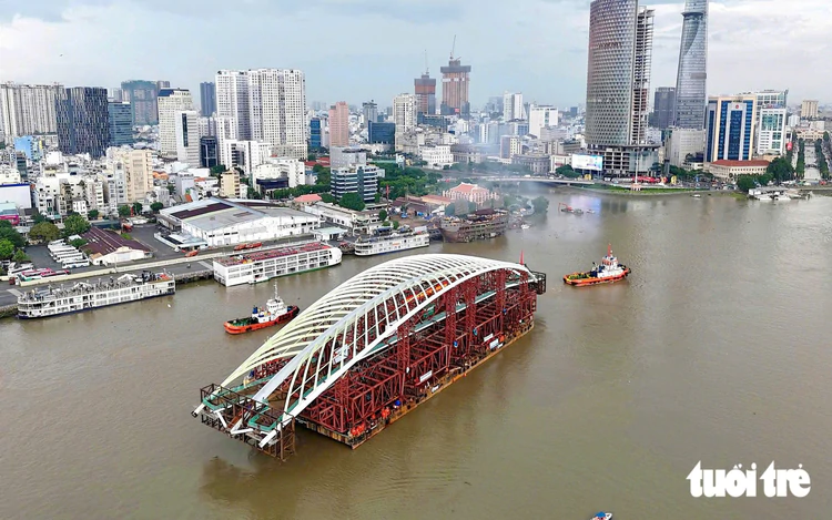 Simulation shows how engineers will connect 3,400-tonne Saigon River pedestrian bridge arch