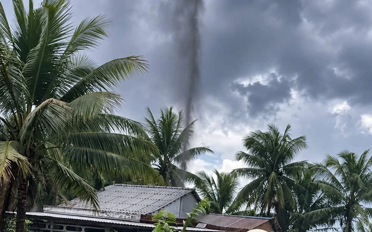 10-year-old well shoots water 15 meters into the air in southern Vietnam