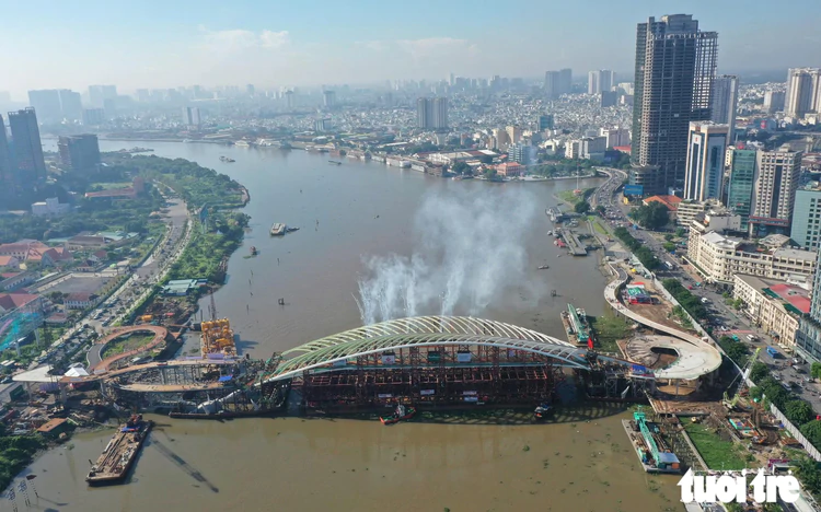 Main span of Saigon River pedestrian bridge officially joined
