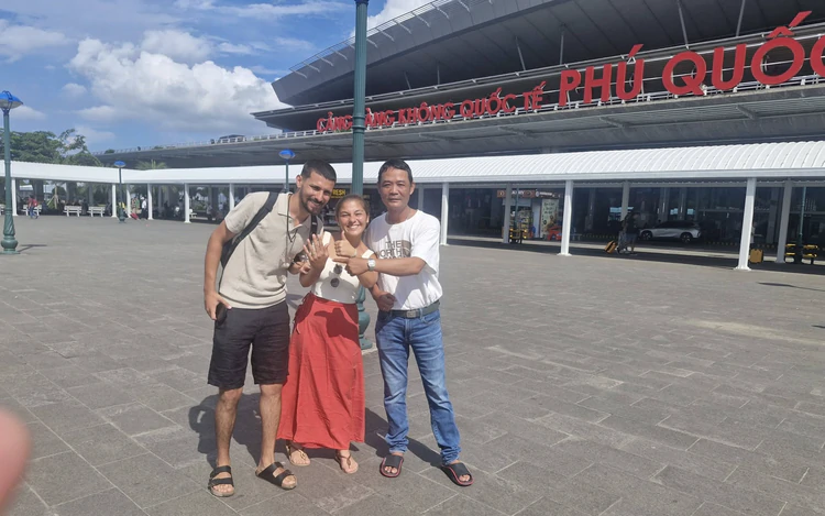 Vietnamese volunteer travels over 1,000km to return lost wedding ring to Portuguese newlyweds
