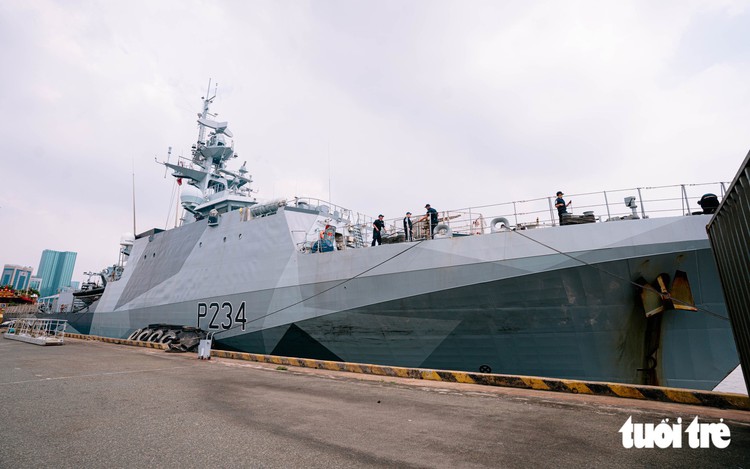 UK patrol ship HMS Spey, led by female commander, on week-long visit to Ho Chi Minh City