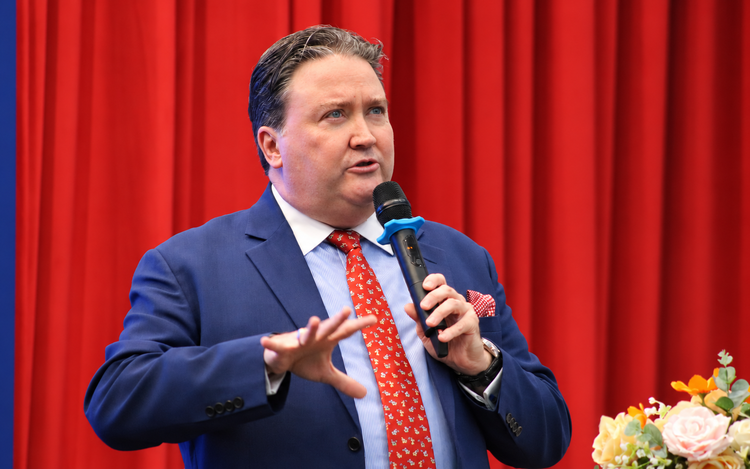 Former US Ambassador Knapper urges Vietnamese students to learn foreign languages, explore new technologies