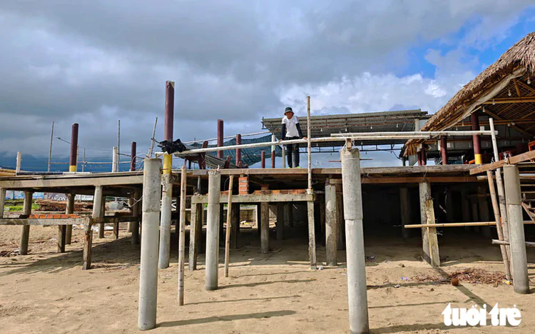 Businesses remove encroachments to restore public access to world-famous bay in central Vietnam