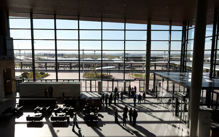 Sydney's new international airport opens to passengers