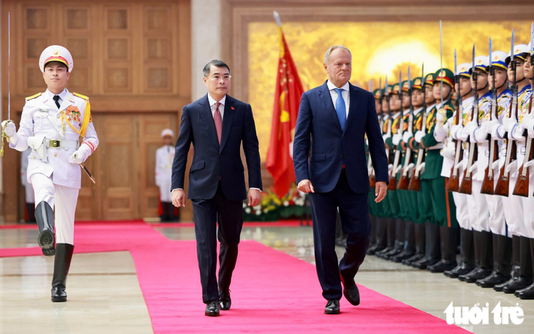 PM Le Minh Hung hosts welcome ceremony for Polish counterpart