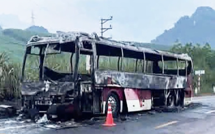 23 foreign tourists escape as long-haul bus gutted by fire in northern Vietnam