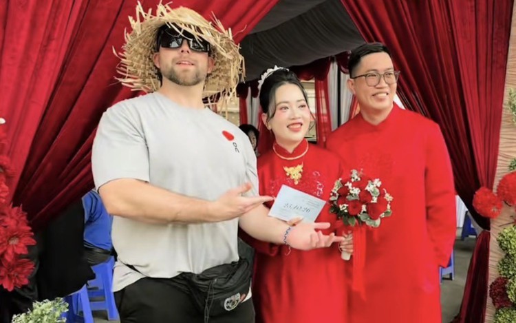 Foreign tourists join Vietnamese wedding in Can Tho, surprise couple with wedding gift