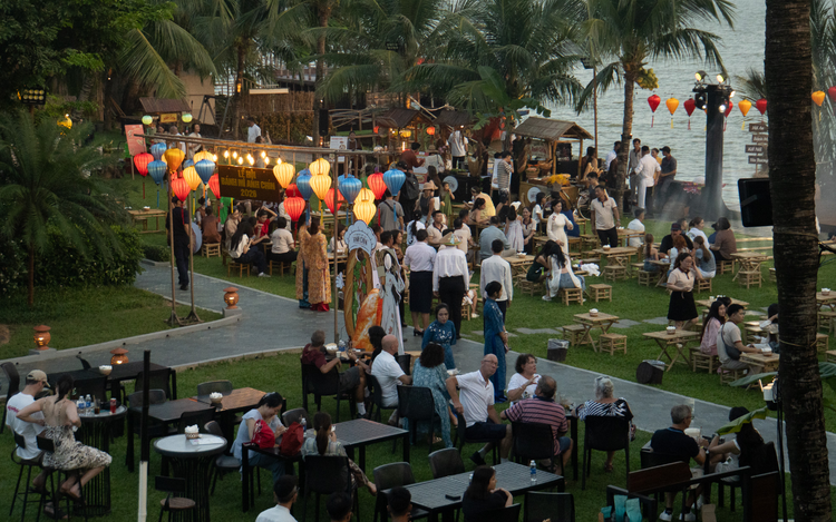 Hundreds of foreign tourists join ‘banh mi’ fest in Vietnam’s Hoi An, discovering unusual flavors