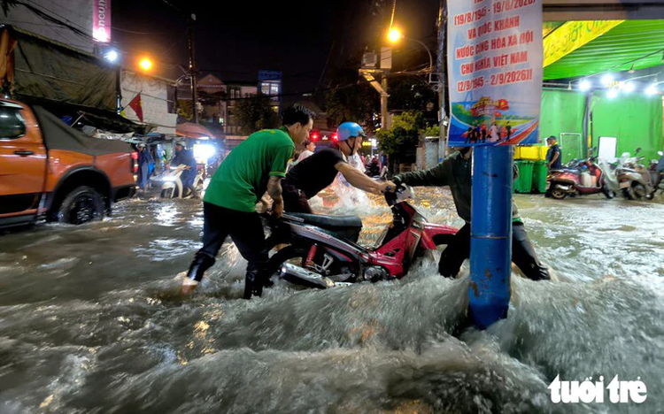 Ho Chi Minh City traffic police warn of 122 flood-prone spots