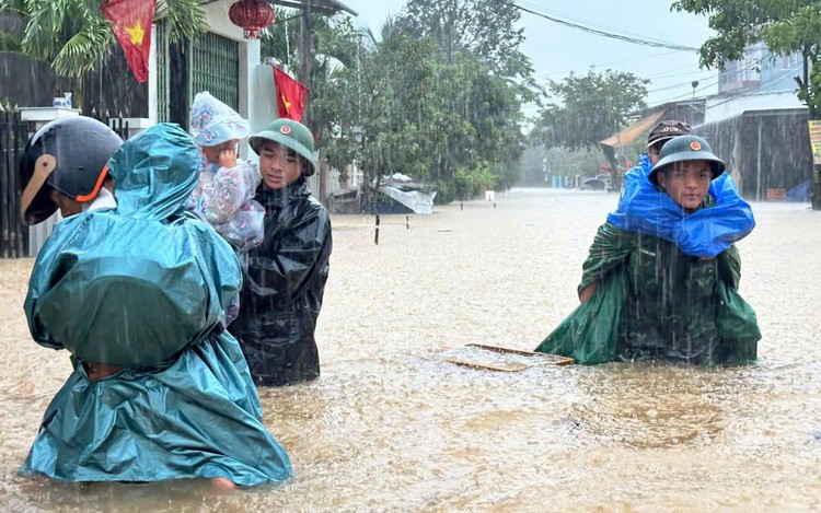 Vietnamese city deploys troops, amphibious armored vehicles for flood response