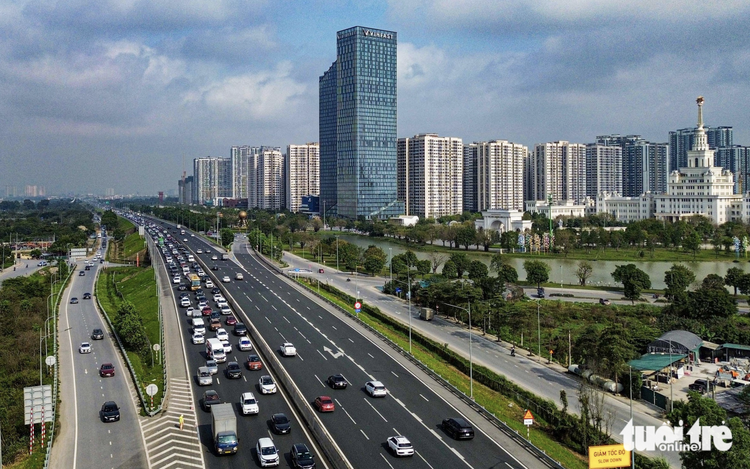 Vehicles flood Hanoi’s gateways as Lunar New Year holiday begins