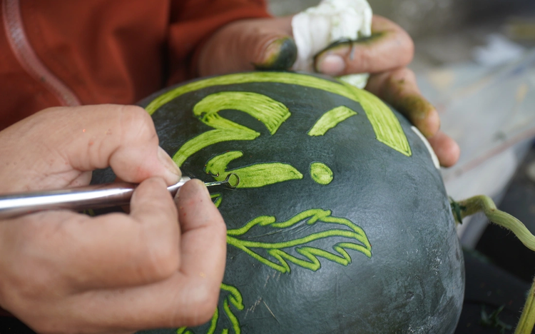 Watermelon carvers earn up to $194 each daily as Tet nears in Vietnam’s Dong Thap