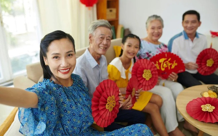 Vietnamese families increasingly connect online, even during Tet: survey