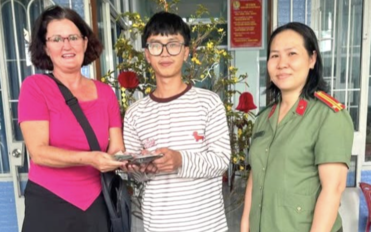 Norwegian tourist hands over lost wallet to police in south-central Vietnam
