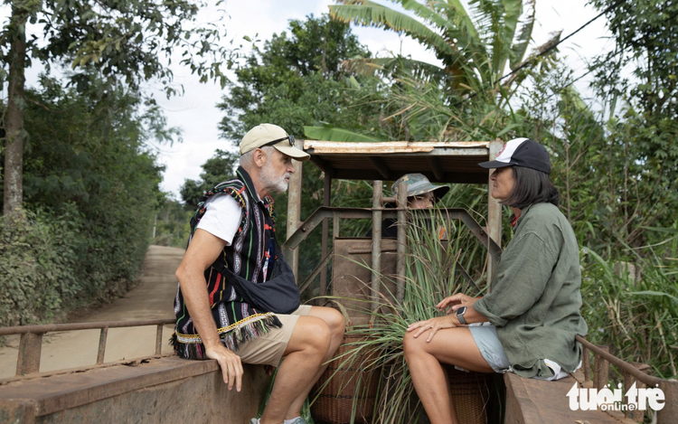 Foreign tourists visit villages, experience farmwork in Vietnam's Central Highlands 