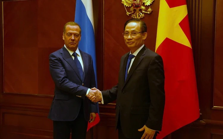 Vietnam special envoy meets leaders of Russia’s major parties
